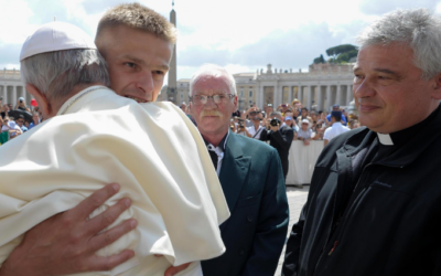 El Papa abraza a Tomasz, encarcelado a pesar de su inocencia