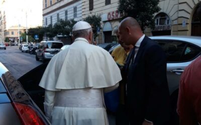 El Papa Francisco visita por sorpresa a una anciana