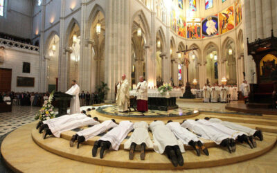 Mañana será sacerdote.