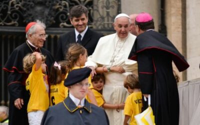 Cardenal Rouco regala al Papa Francisco un cuadro realizado por niños madrileños