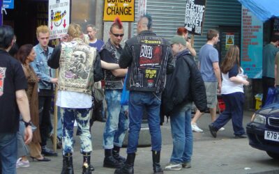 Del mundo punk, alcohol y drogas, Dios le rescató y hoy es feliz padre de nueve