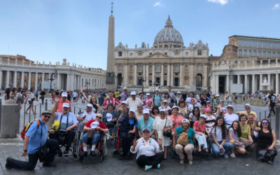 Discapacitados emocionados al recibir el abrazo del Papa