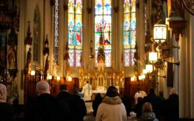 Un sacerdote anciano apuñalado mientras celebraba Misa