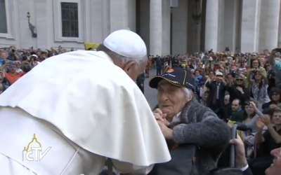 Conmovedor saludo del Papa Francisco a dos ancianos