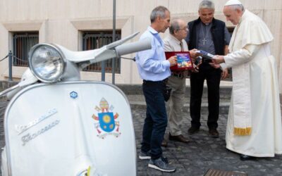 El Papa ya tiene Vespa