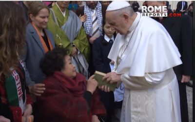 Superviviente de Hiroshima entrega una vela de la paz al Papa Francisco