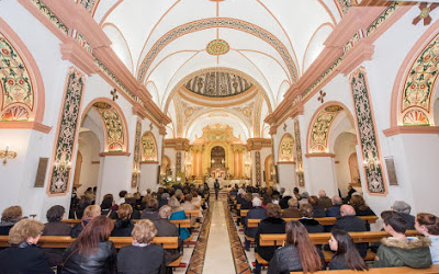 Entra a una iglesia por el tejado y cae sobre el altar