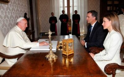 El Rey Felipe VI y Leticia visitan a Francisco