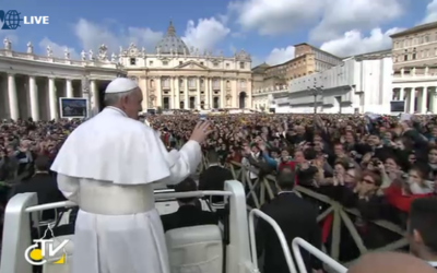 El Papa Francisco, con la medalla del Rocío de Triana