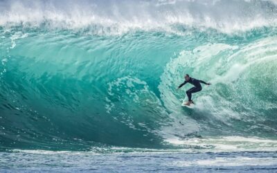 Obispo bendice a surfistas y sus tablas en Argentina